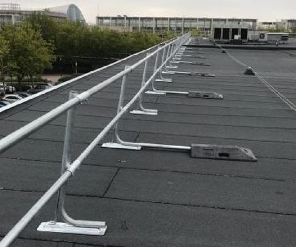 Freestanding edge protection guardrail