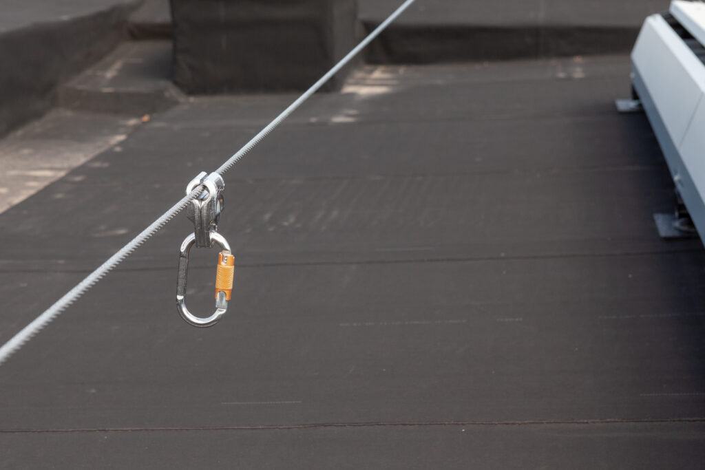 Horizontal safety line cable and karabiner on a roof